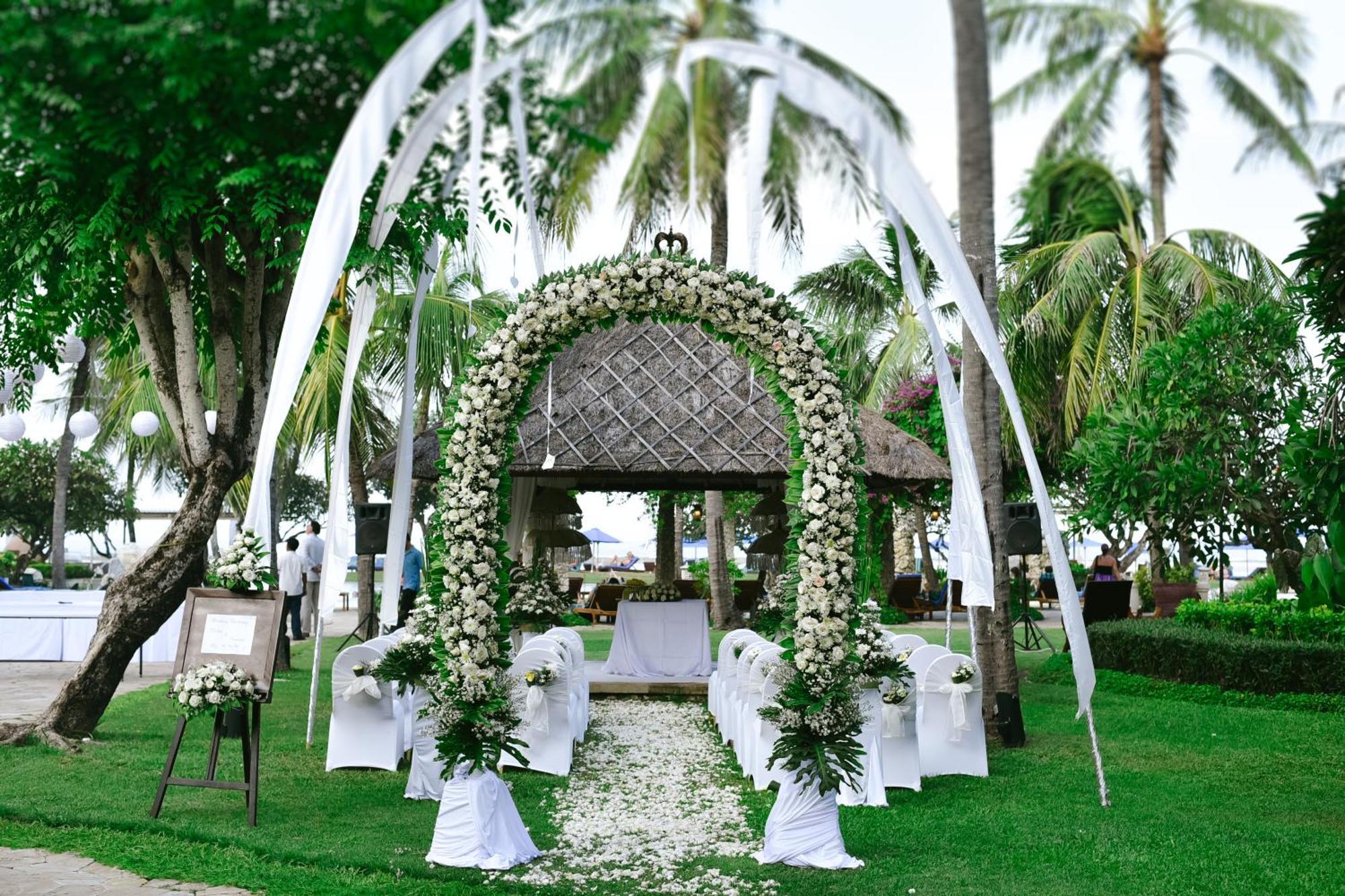 Hotel Nikko Bali Benoa Beach Nusa Dua (Bali) Exterior foto A wedding arch