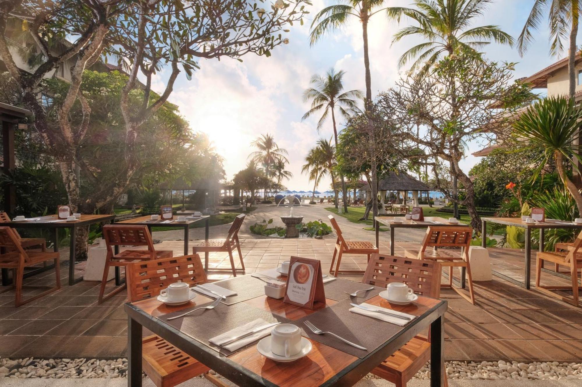Hotel Nikko Bali Benoa Beach Nusa Dua (Bali) Exterior foto The Deck